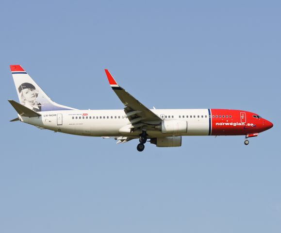 BOEING 737-300 (LN-NOM)