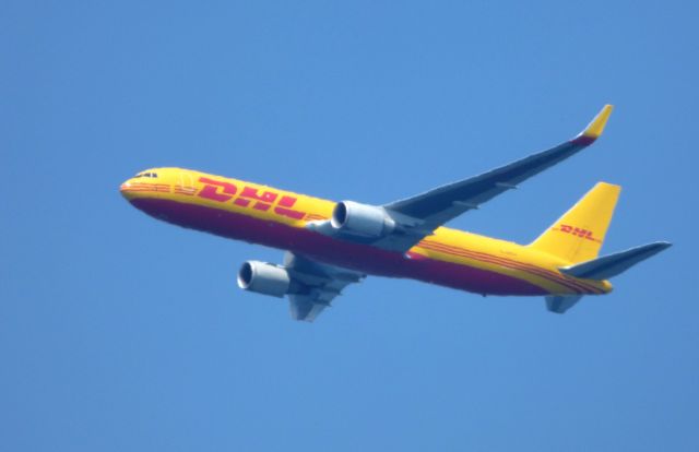 BOEING 767-300 (G-DHLH) - Shown here is a DHL Boeing 767-300 a few minutes until arriving in the Spring of 2017.