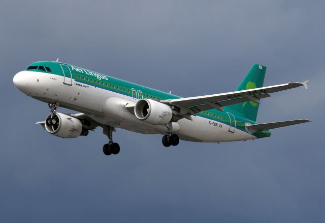 Airbus A320 (EI-DEB)