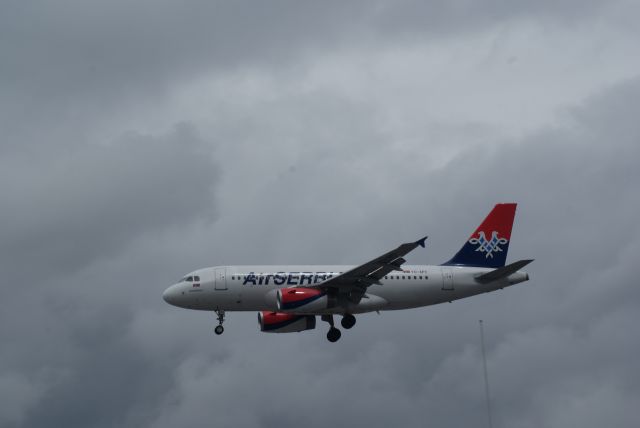 Airbus A319 (YU-APC) - Air Serbia Arrival RWY27R A319-131 cn2621