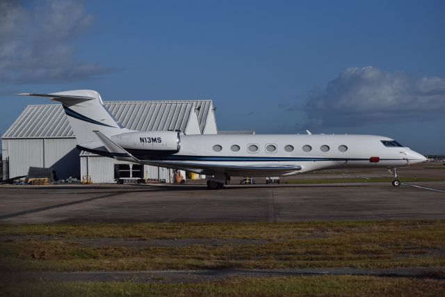 Gulfstream Aerospace Gulfstream G650 (N13MS) - Gulfstream G650 resting at Wilson Air FBO at KHOU