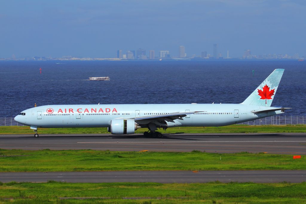 BOEING 777-300ER (C-FITU)