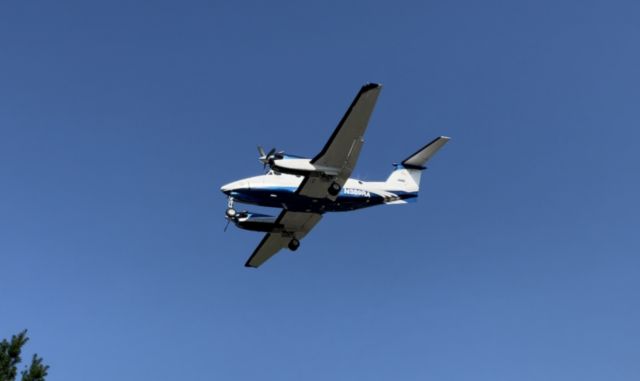 Beechcraft Super King Air 200 (N389RA) - N389RA on Short Final for Runway 01 at KTEB, Arriving From KBTV