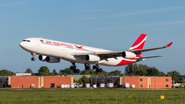 Airbus A340-300 (3B-NBE)