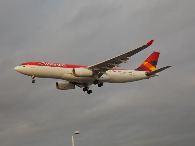 Airbus A330-200 (N696AV)