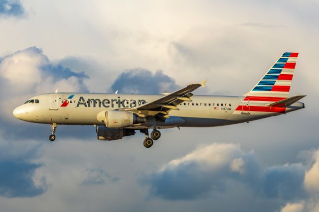 Airbus A320 (N117UW) - American Airlines A320 landing at PHX on 12/13/22. Taken with a Canon R7 and Tamron 70-200 G2 lens.