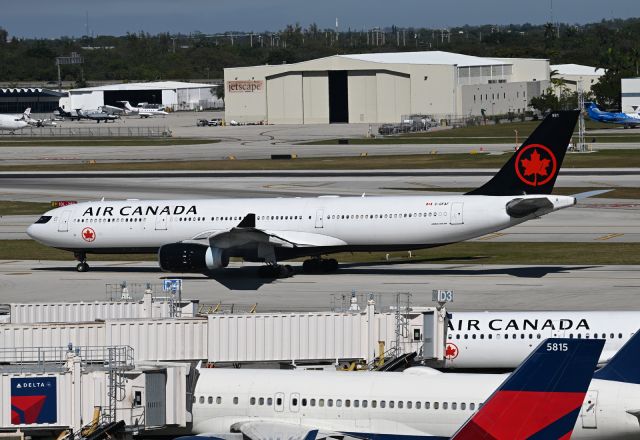 Airbus A330-300 (C-GFAF)