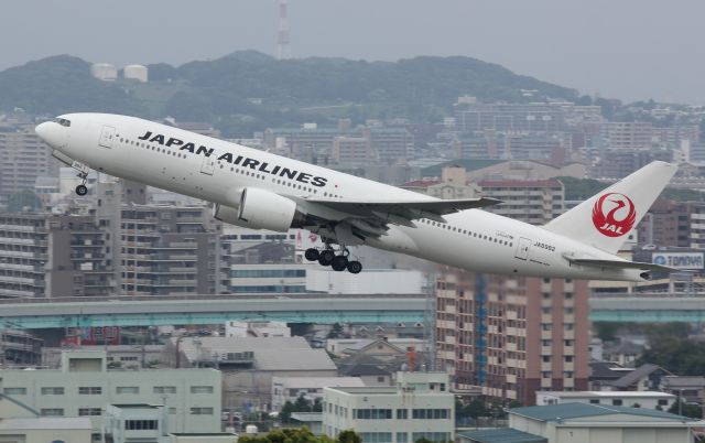 Boeing 777-200 (JA8982)