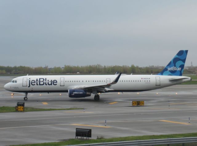 Airbus A321 (N929JB)