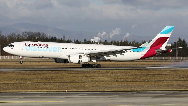 Airbus A330-300 (D-AIKH) - Touch down rwy 25R