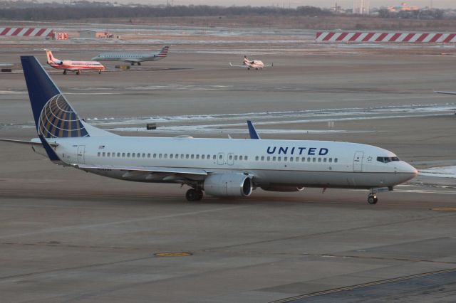 Boeing 737-800 (N26208) - 121013 United 737 NG taxiing out to Rwy 36R