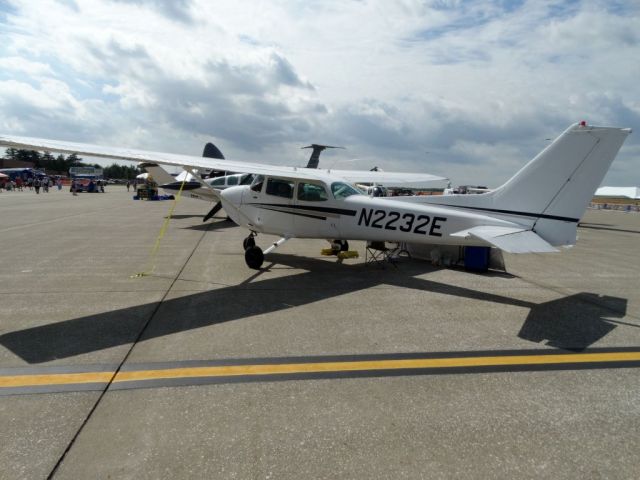 Cessna Skyhawk (N2232E)