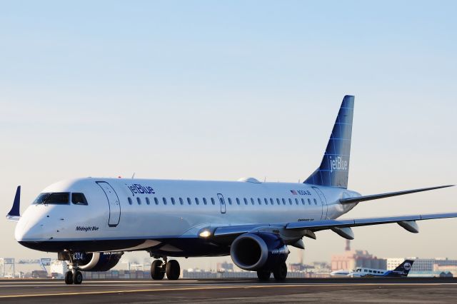 Embraer ERJ-190 (N304JB) - Midnight Blue cleared for take-off !