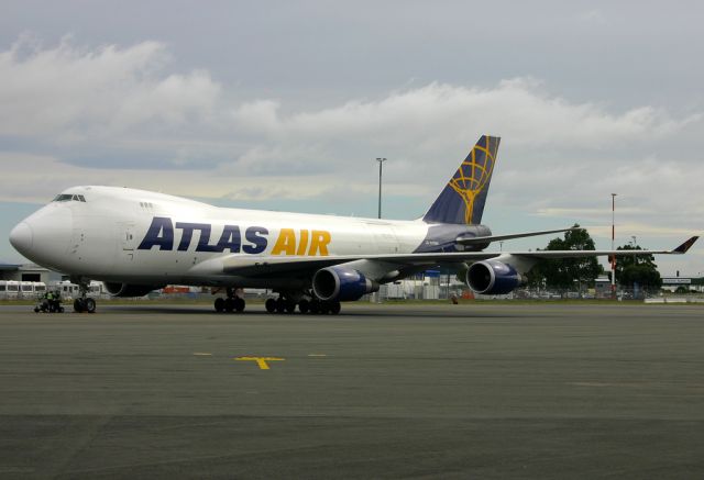 Boeing 747-400 (N418MC)