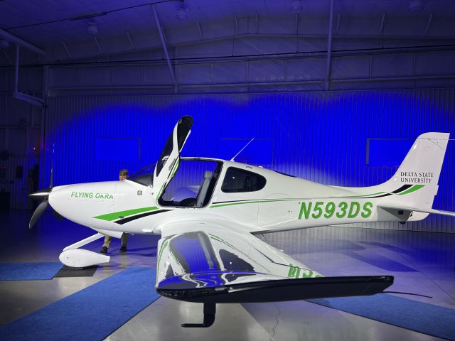 Cirrus SR-20 (N593DS)