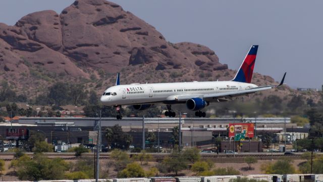 BOEING 757-300 (N588NW) - Delta Airlines 757-300 landing at PHX on 4/12/22. Taken with a Canon 850D and Canon 75-300mm lens.