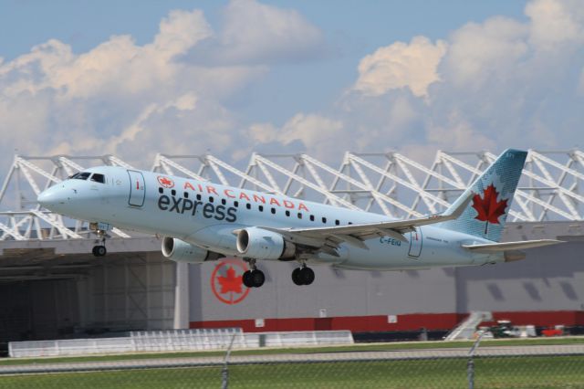 Embraer 170/175 (C-FEIQ) - Leaving Montreal for New York La Guardia