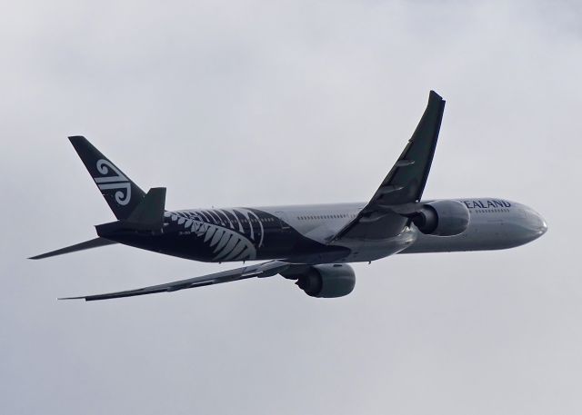 BOEING 777-300 (ZK-OKN)