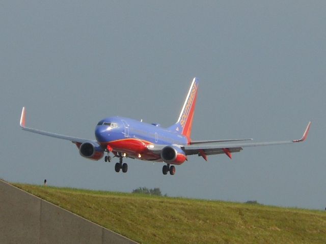 Boeing 737-800 (N8640D)
