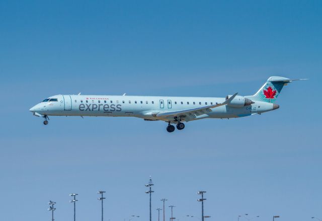 Canadair Regional Jet CRJ-700 (C-FLJZ)