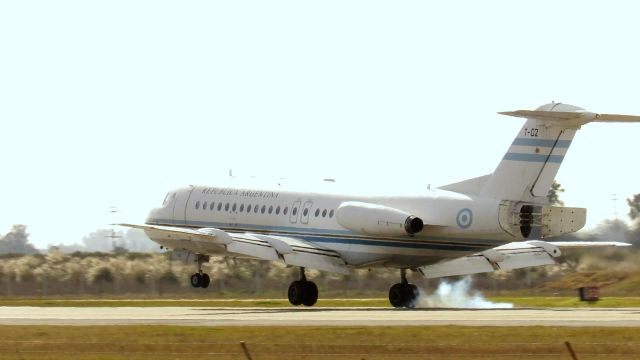 HAWKER DE HAVILLAND PC-9 (T02) - Fokker F-28 Mk-4000M "Fellowship"  Tango 02 aterrizando por 0-2. Fuerza Aérea Argentina. Agrupación Aérea Presidencial. 