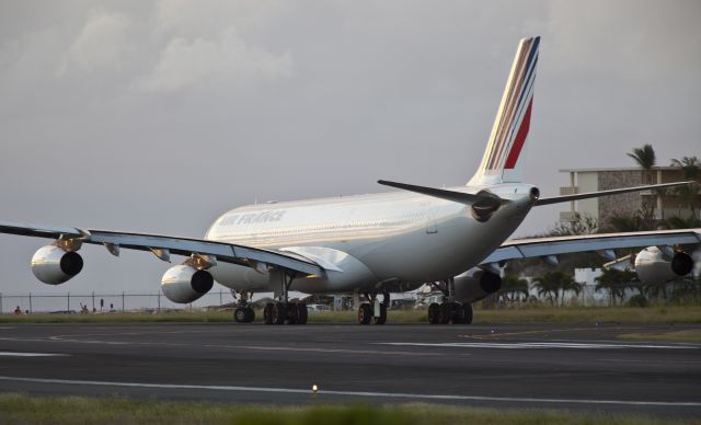 Airbus A340-300 (F-GLZR)