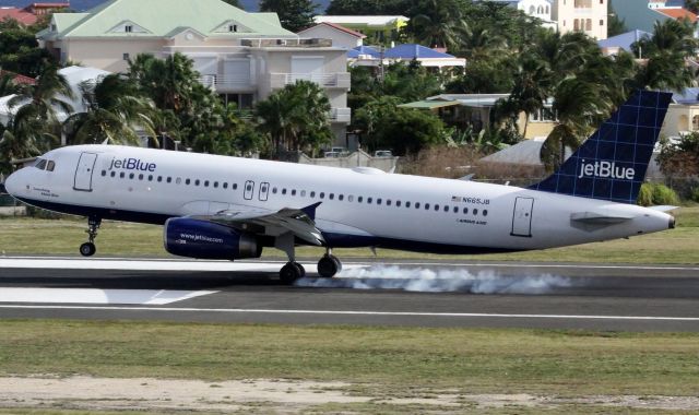 Airbus A320 (N665JB)