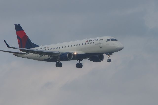 Embraer 170/175 (N626CZ)