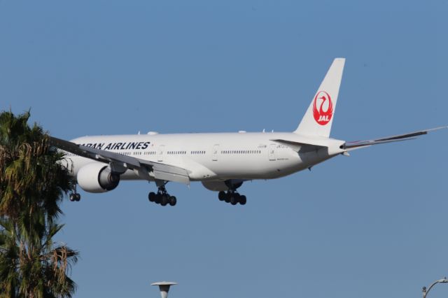 BOEING 777-300ER (JA733J)