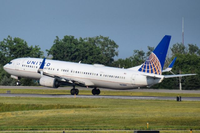 Boeing 737-900 (N62889) - UA1914 continuing onto Newark (EWR) after diverting to Buffalo (BUF) from Orlando (MCO) due to weather in NYC