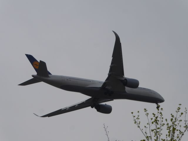 Airbus A350-900 (D-AIXE) - Lufthansa A350-941 D-AIXE, coming from LAX, shortly before landing on 25L FRA. Seen from highway rest area "Stadtwald" close to the airport, 01.04.2021.