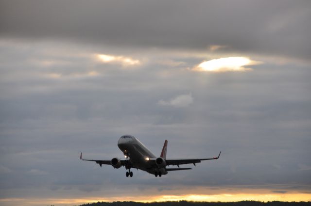 Embraer 175 (N631CZ)