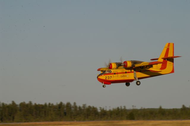 — — - A CYVO près de la piste 36 photographiant ce CL-215 en finale.