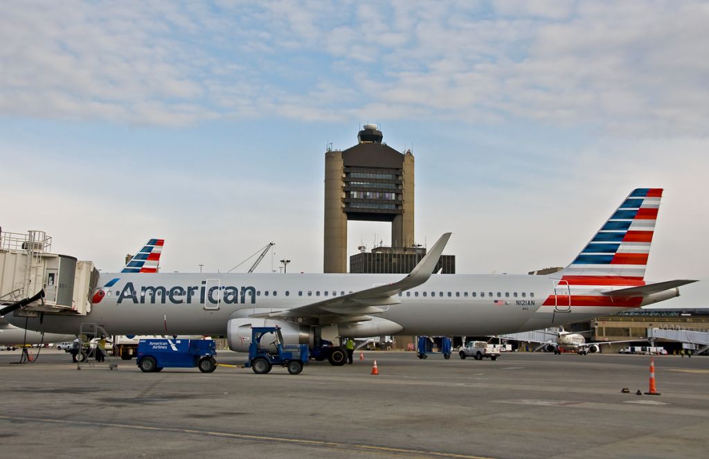 Airbus A321 (N121AN) - A321 service @ KBOS for the on-time machine