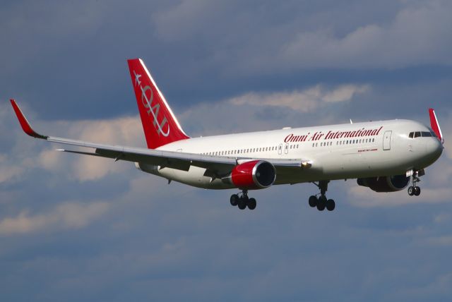 BOEING 767-300 (N432AX)