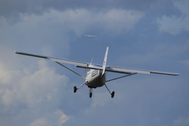 Cessna Skycatcher (N5689M) - Skycatchers in the pattern with Skyhawks