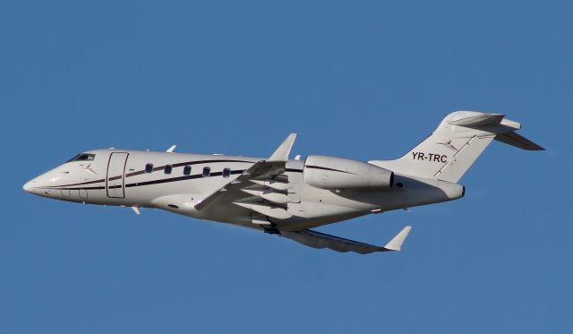 Bombardier Challenger 300 (YR-TRC) - short after take off at DUS / EDDL