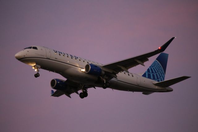 EMBRAER 175 (long wing) (N624UX)