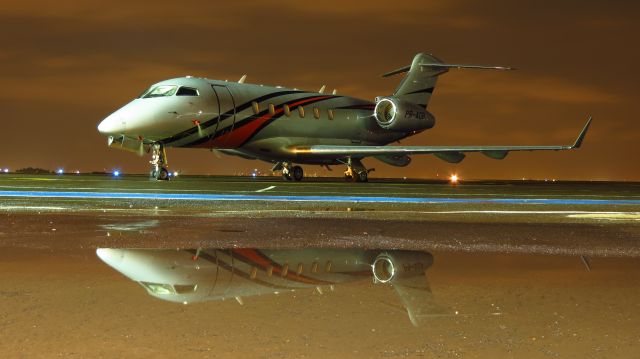 Bombardier Challenger 300 (PR-ADB) - Aeronave em pernoite no pátio.