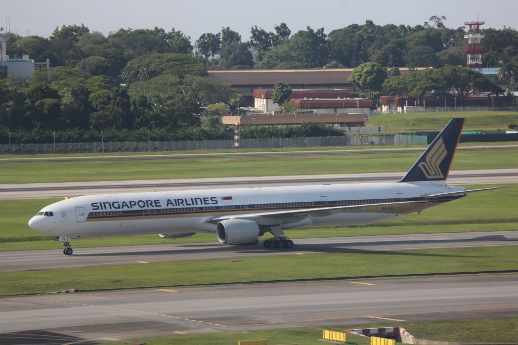 BOEING 777-300 (9V-SYI)