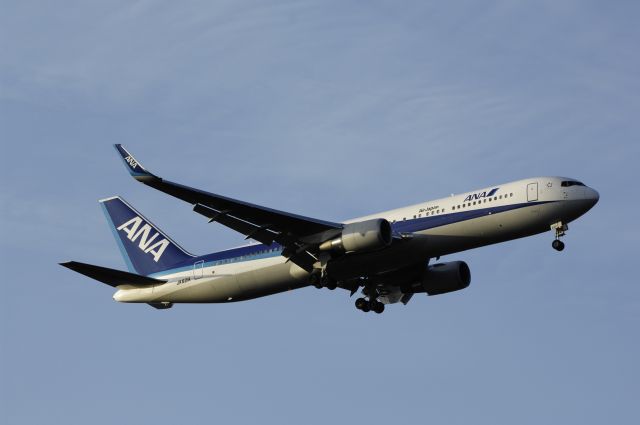 BOEING 767-300 (JA621A) - Final Approach to NRT Airport R/W34L on 2012/01/04