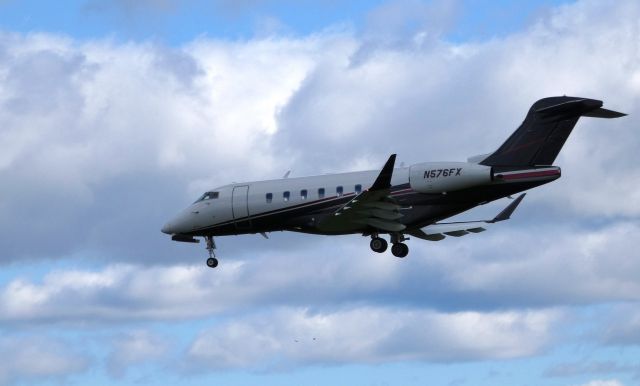 Bombardier Challenger 300 (N576FX) - On final is this 2015 Bombardier Challenger 300 in the Autumn of 2018.