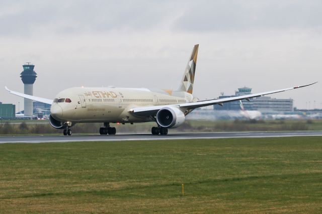 BOEING 787-10 Dreamliner (A6-BMC) - ETD16 rolling down 23L on departure to Abu Dhabi with the wings bent upwards with the lift.