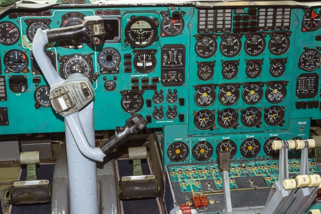 Ilyushin Il-76 (UPI7604) - Captain cockpit