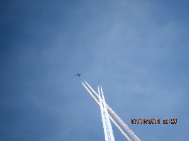 Boeing 737-700 (N261AT) - AirTran flight 407 from ATL to LAS with a Frontier A319 passing underneath it over the Southern Missouri/Kansas state line at 38k feet.