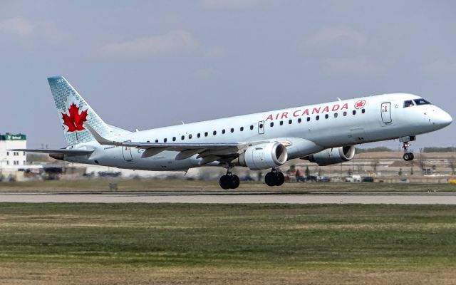 Embraer ERJ-190 (C-FHIQ)