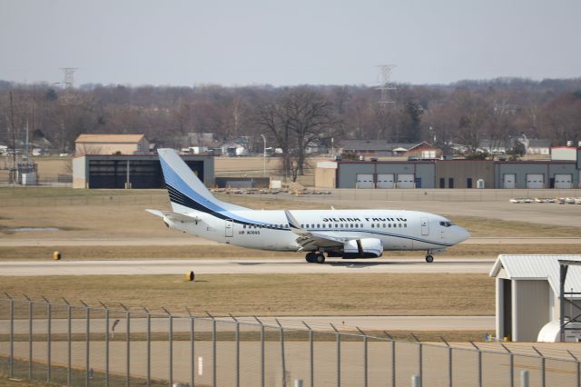 Boeing 737-500 (N709S) - Sierra Pacific 737-500 Classic, aka "Flying Dolphin", bringing NFL scouts to Indy