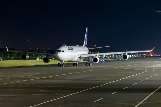 Airbus A340-300 (D-AIGT)