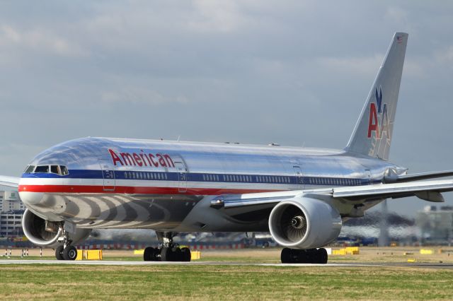 Boeing 777-200 — - American Airlines, B777-200ER, approaches runway 027L at LHR.