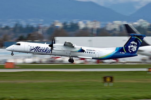 de Havilland Dash 8-400 (N438QX)